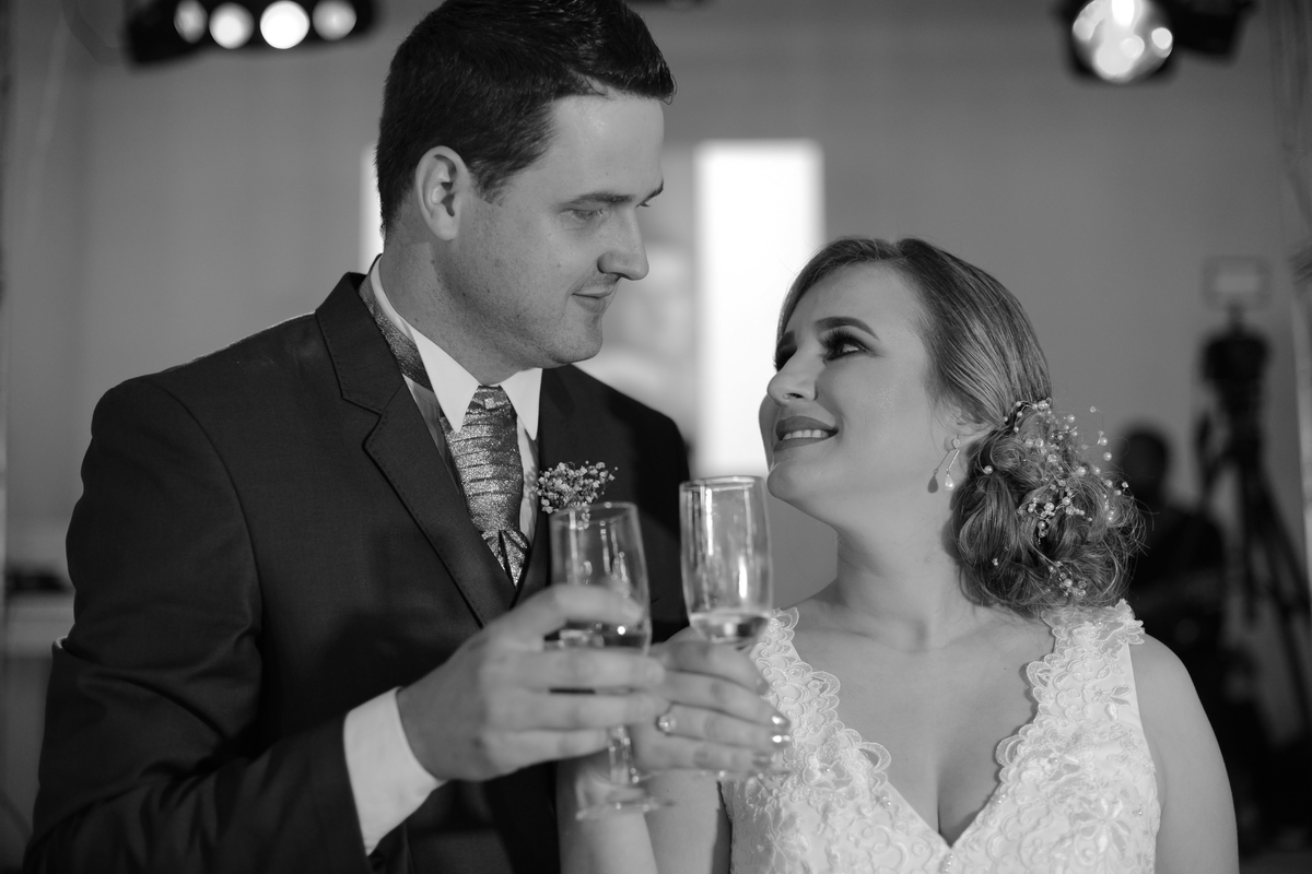 Casamento de dia ao ar livre dos noivos Cheila e Lúcio, no Negrão Eventos, fotografado pelo melhor fotógrafo de casamentos de campo largo e Curitiba, Michel Druziki. Brinde dos noivos