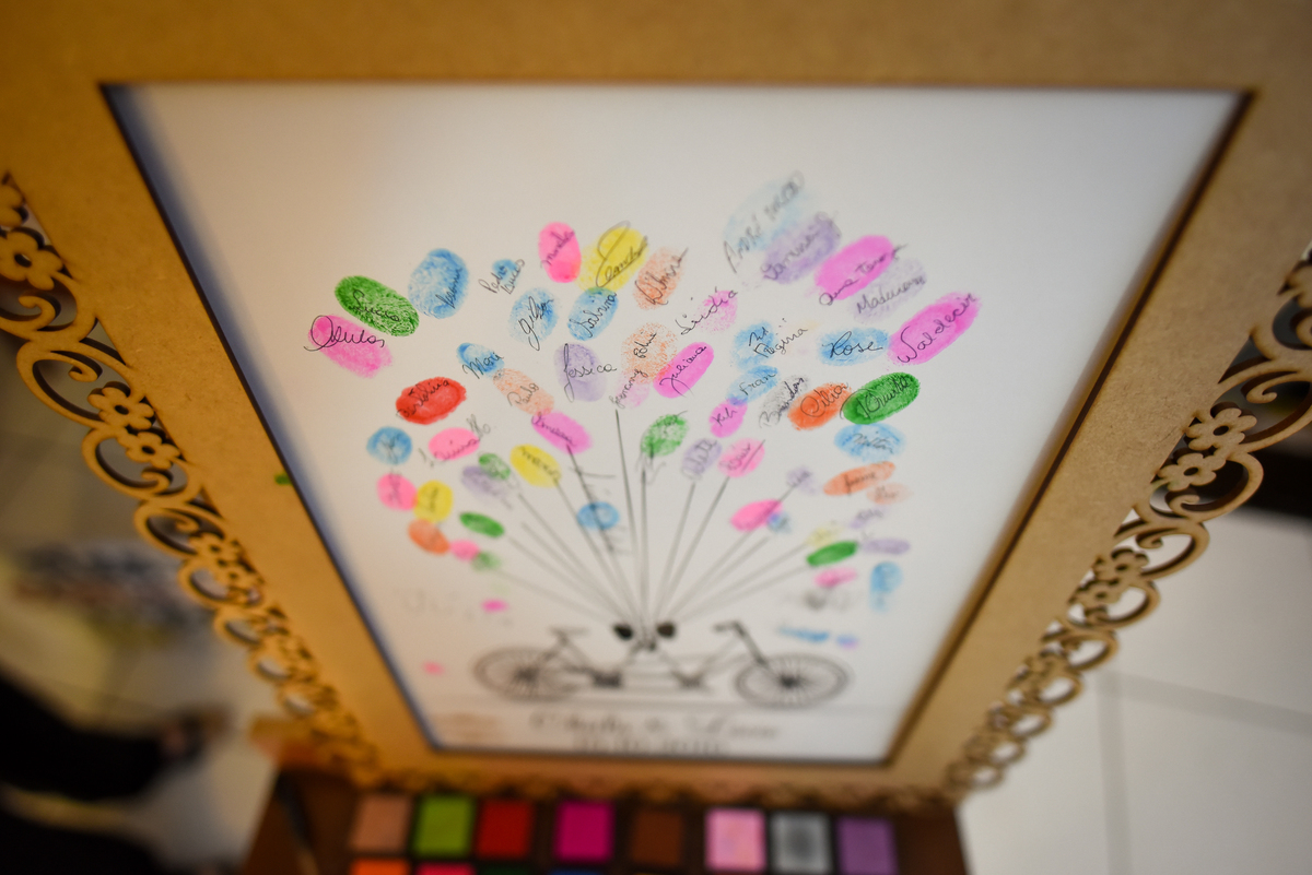 Casamento de dia ao ar livre dos noivos Cheila e Lúcio, no Negrão Eventos, fotografado pelo melhor fotógrafo de casamentos de campo largo e Curitiba, Michel Druziki. Quadro com as digitais dos convidados