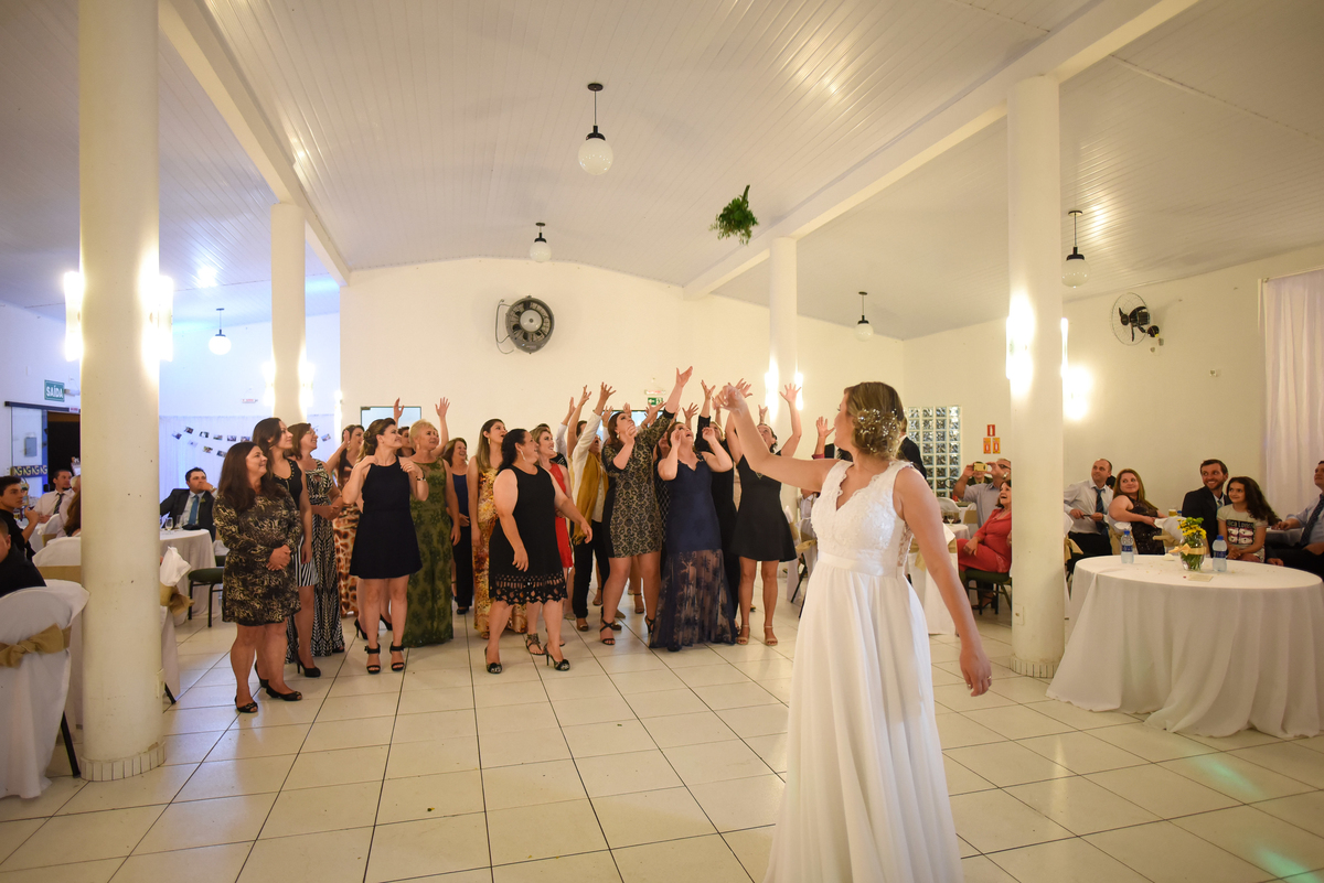 Casamento de dia ao ar livre dos noivos Cheila e Lúcio, no Negrão Eventos, fotografado pelo melhor fotógrafo de casamentos de campo largo e Curitiba, Michel Druziki. Noiva jogando o buquê