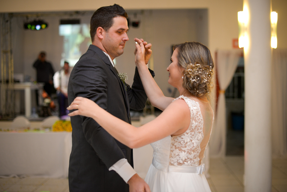 Casamento de dia ao ar livre dos noivos Cheila e Lúcio, no Negrão Eventos, fotografado pelo melhor fotógrafo de casamentos de campo largo e Curitiba, Michel Druziki. Noivos dançando