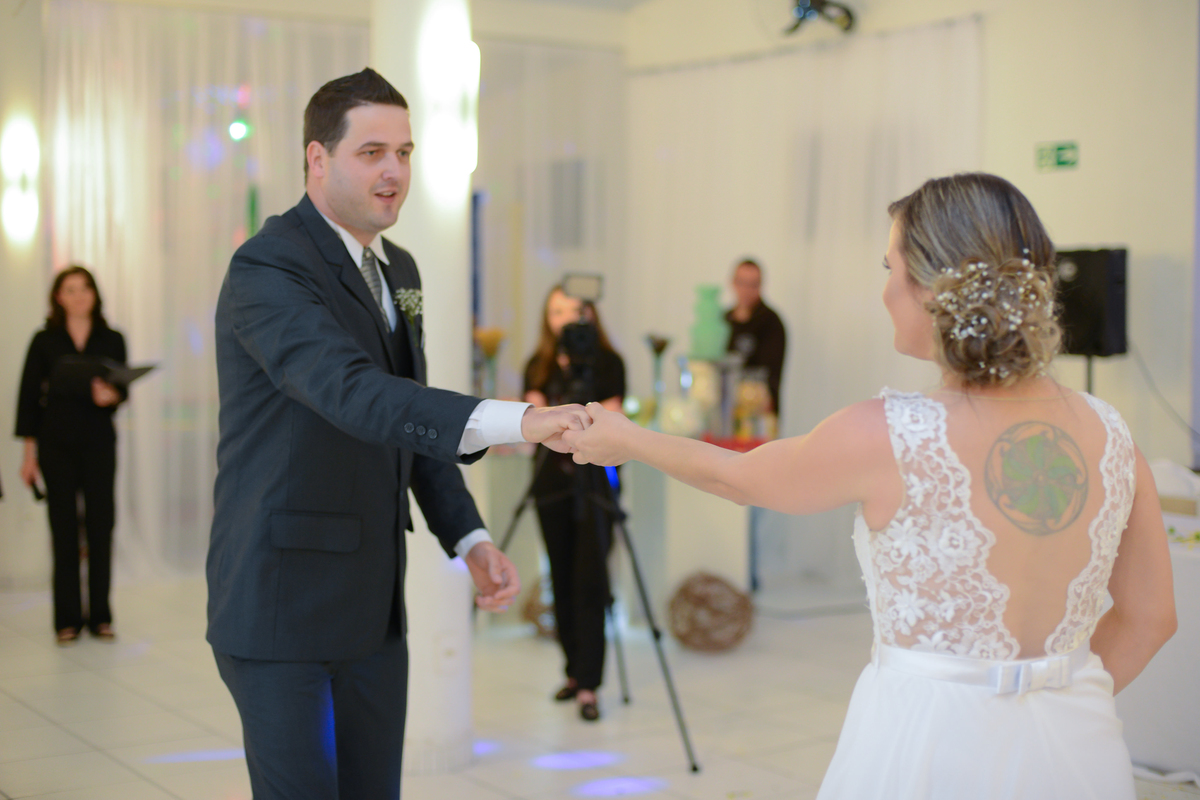Casamento de dia ao ar livre dos noivos Cheila e Lúcio, no Negrão Eventos, fotografado pelo melhor fotógrafo de casamentos de campo largo e Curitiba, Michel Druziki. Noivos dançando