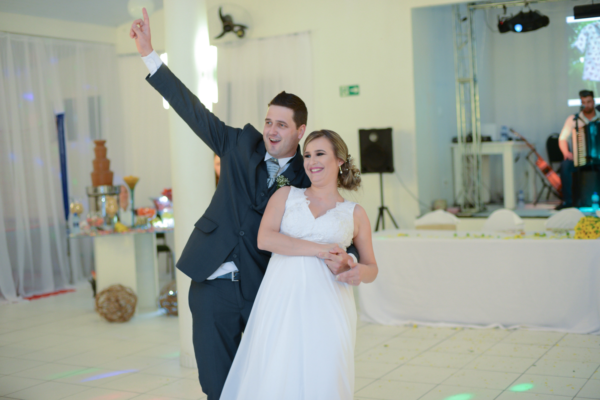 Casamento de dia ao ar livre dos noivos Cheila e Lúcio, no Negrão Eventos, fotografado pelo melhor fotógrafo de casamentos de campo largo e Curitiba, Michel Druziki. Noivos dançando