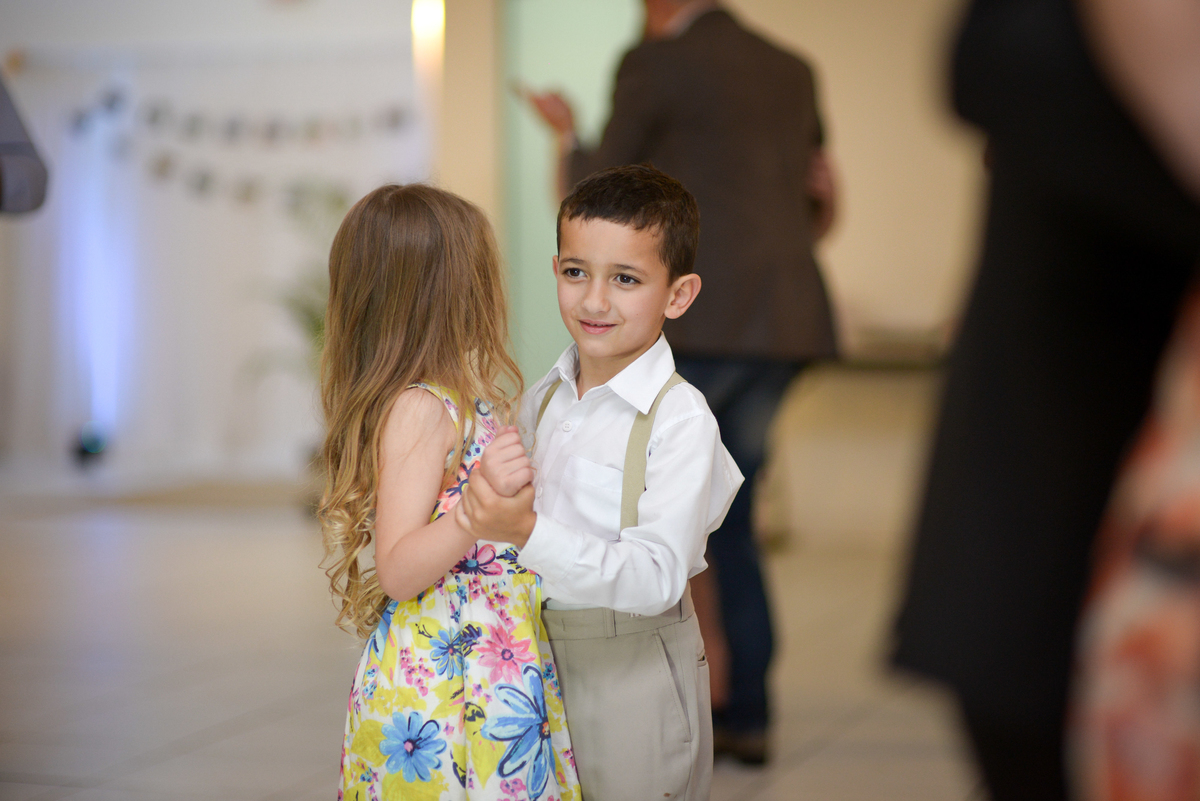 Casamento de dia ao ar livre dos noivos Cheila e Lúcio, no Negrão Eventos, fotografado pelo melhor fotógrafo de casamentos de campo largo e Curitiba, Michel Druziki. Crianças dançando