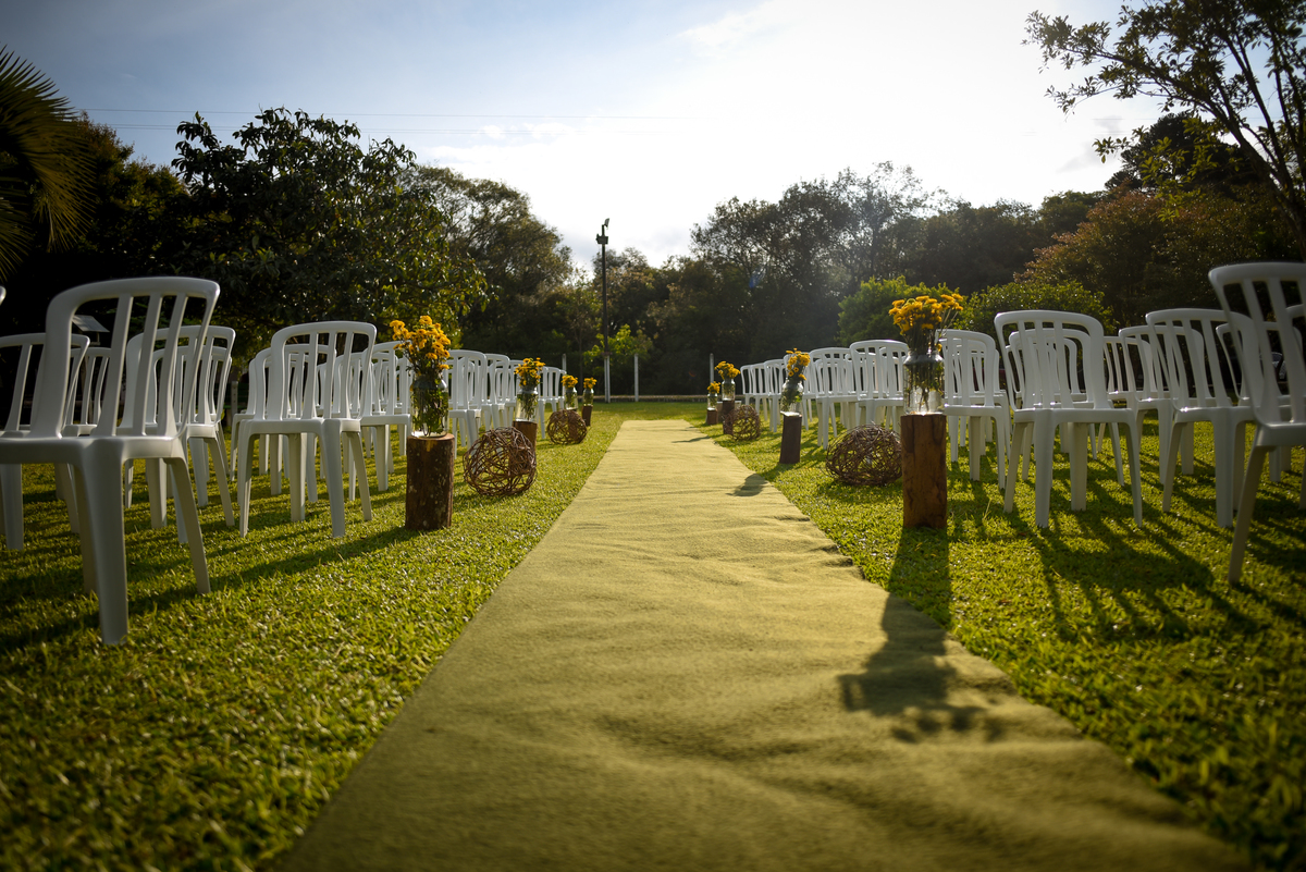 Casamento de dia ao ar livre dos noivos Cheila e Lúcio, no Negrão Eventos, fotografado pelo melhor fotógrafo de casamentos de campo largo e Curitiba, Michel Druziki. 