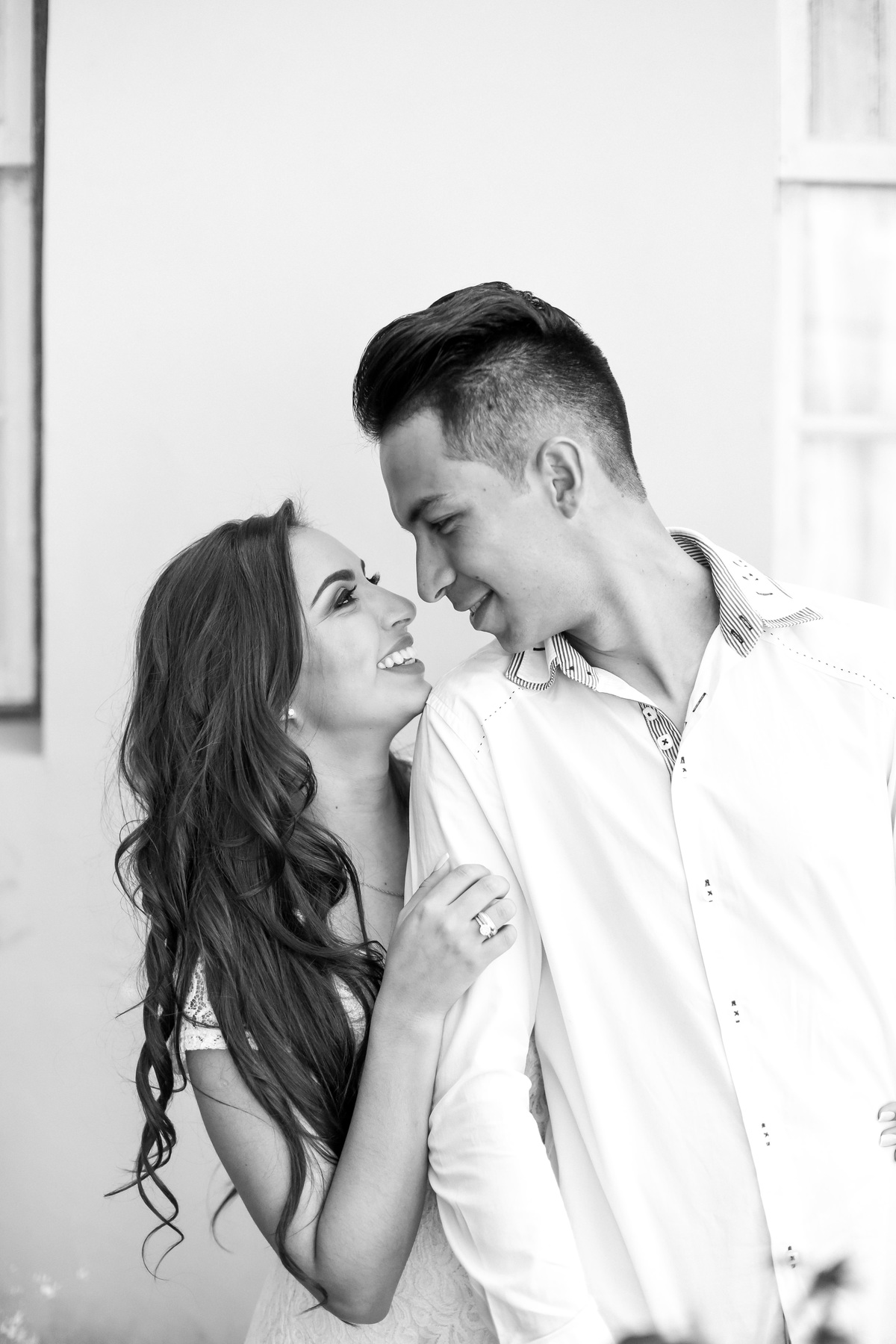 Ensaio de pre wedding do lindo casal Priscila e Alisson, fotografado no recanto dos papagaios e Witmarsum, pelo fotógrafo de ensaios e casamento em Campo Largo e Curitiba, Michel Druziki. Noivos se olhando e sorrindo