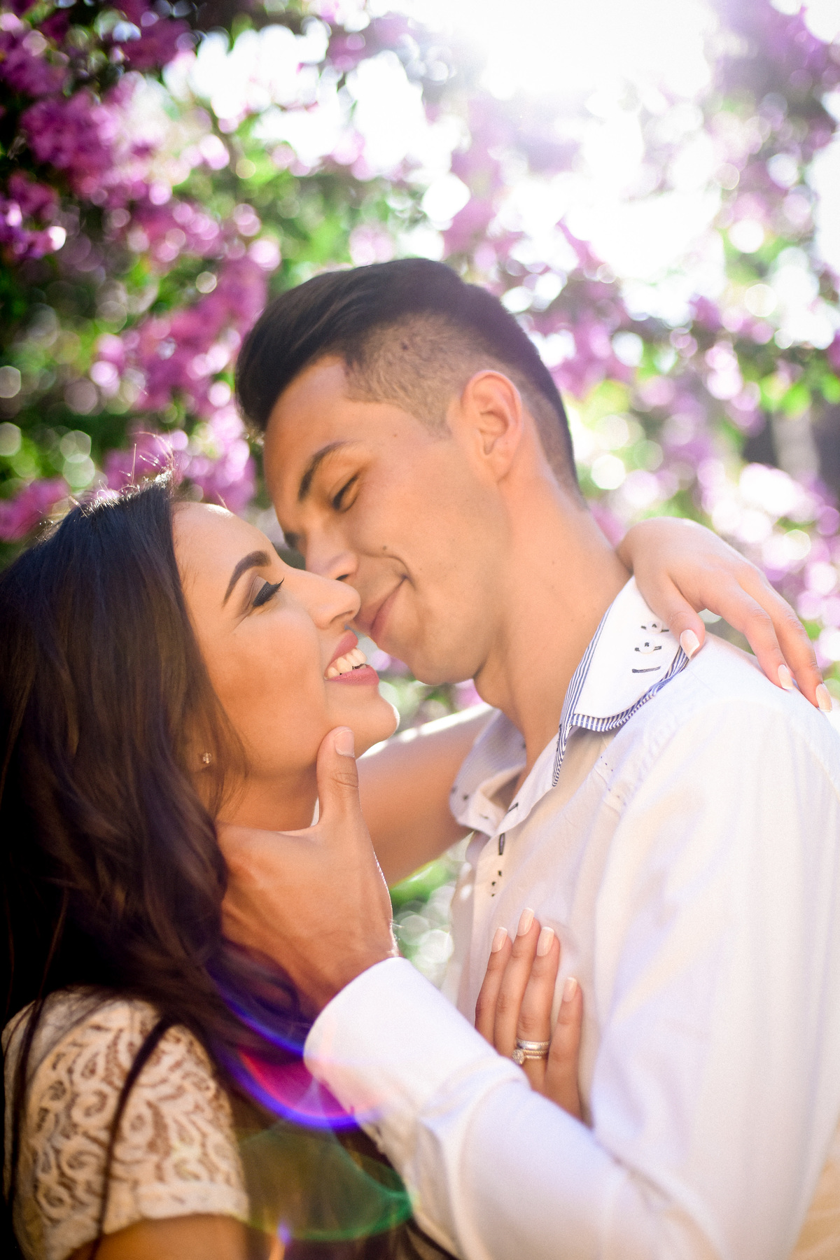 Ensaio de pre wedding do lindo casal Priscila e Alisson, fotografado no recanto dos papagaios e Witmarsum, pelo fotógrafo de ensaios e casamento em Campo Largo e Curitiba, Michel Druziki. Noivos sorrindo abraçados