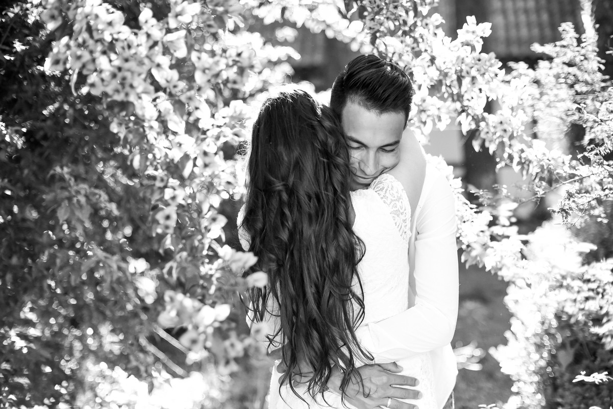 Ensaio de pre wedding do lindo casal Priscila e Alisson, fotografado no recanto dos papagaios e Witmarsum, pelo fotógrafo de ensaios e casamento em Campo Largo e Curitiba, Michel Druziki. Noivos abraçados