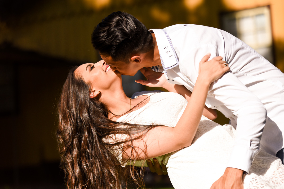 Ensaio de pre wedding do lindo casal Priscila e Alisson, fotografado no recanto dos papagaios e Witmarsum, pelo fotógrafo de ensaios e casamento em Campo Largo e Curitiba, Michel Druziki. Noivo segurando a noiva e dando beijo no queixo