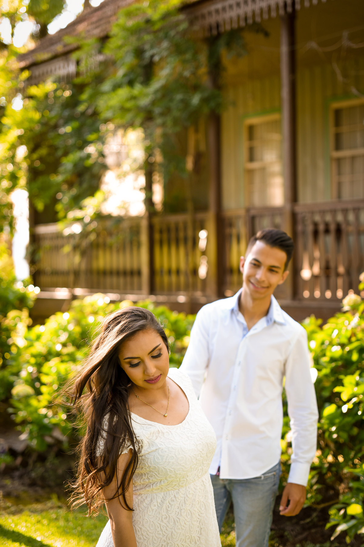 Ensaio de pre wedding do lindo casal Priscila e Alisson, fotografado no recanto dos papagaios e Witmarsum, pelo fotógrafo de ensaios e casamento em Campo Largo e Curitiba, Michel Druziki. Noiva em foco e primeiro plano e noivo em segundo plano 