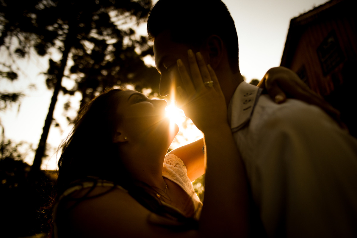 Ensaio de pre wedding do lindo casal Priscila e Alisson, fotografado no recanto dos papagaios e Witmarsum, pelo fotógrafo de ensaios e casamento em Campo Largo e Curitiba, Michel Druziki. Raio de sol momentos antes do beijo do casal