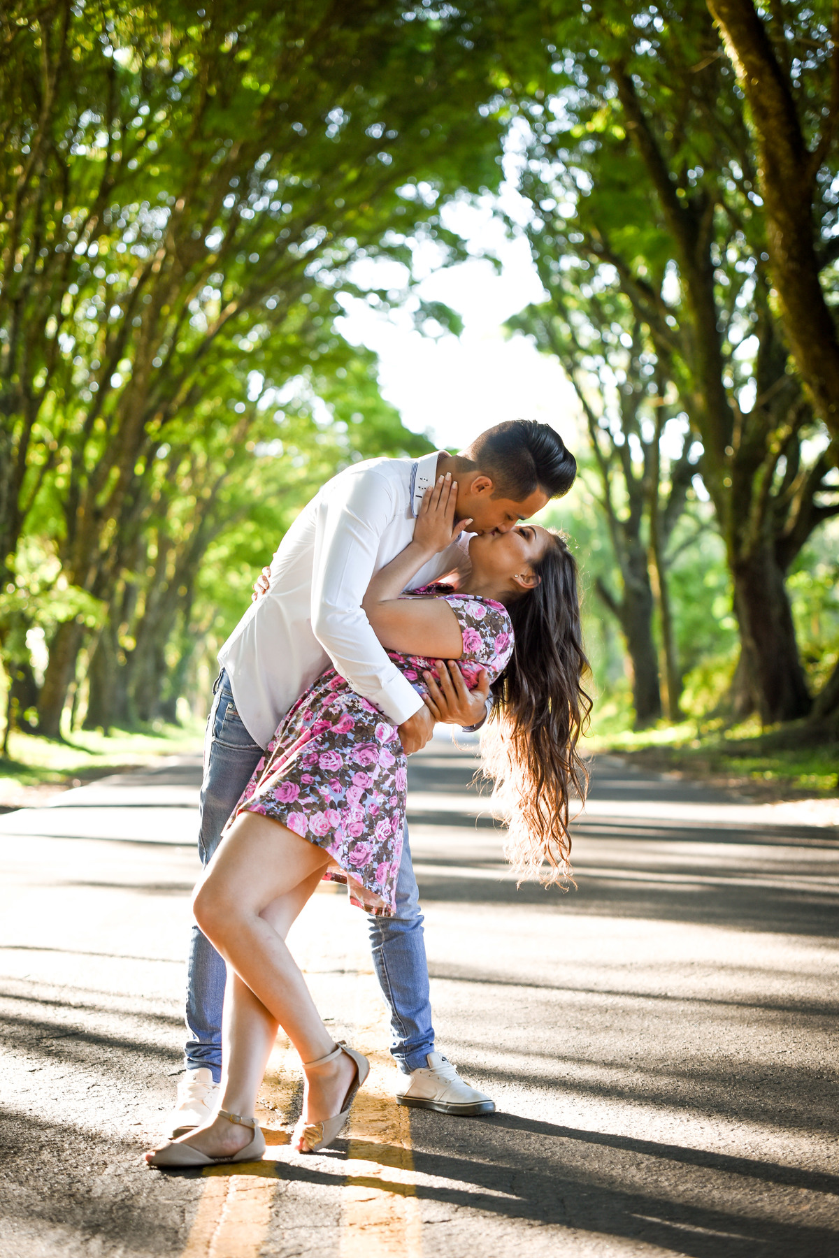Ensaio de pre wedding do lindo casal Priscila e Alisson, fotografado no recanto dos papagaios e Witmarsum, pelo fotógrafo de ensaios e casamento em Campo Largo e Curitiba, Michel Druziki. Noivos no meio da estrada se beijando