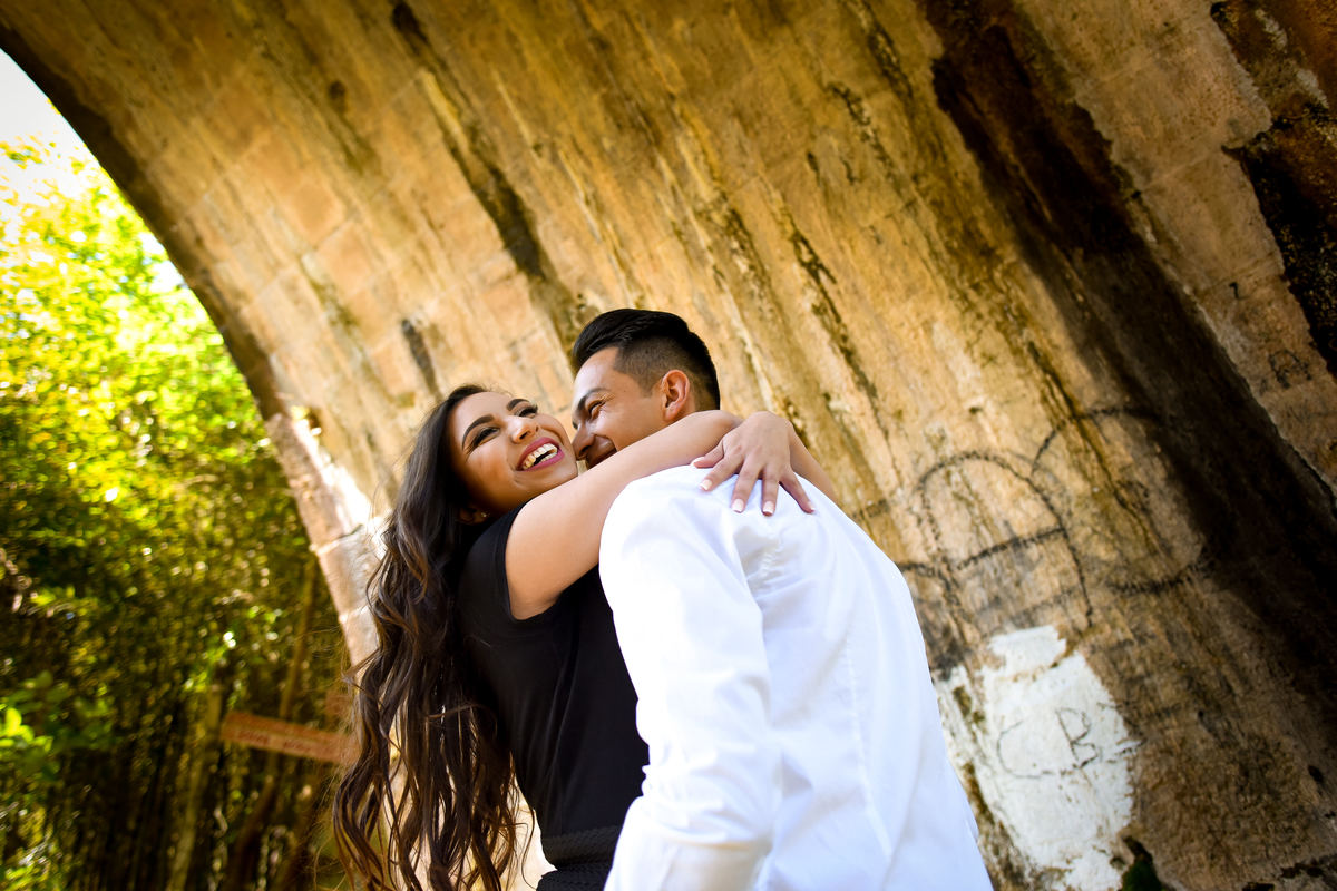 Ensaio de pre wedding do lindo casal Priscila e Alisson, fotografado no recanto dos papagaios e Witmarsum, pelo fotógrafo de ensaios e casamento em Campo Largo e Curitiba, Michel Druziki. Casal abraçado e dando risada