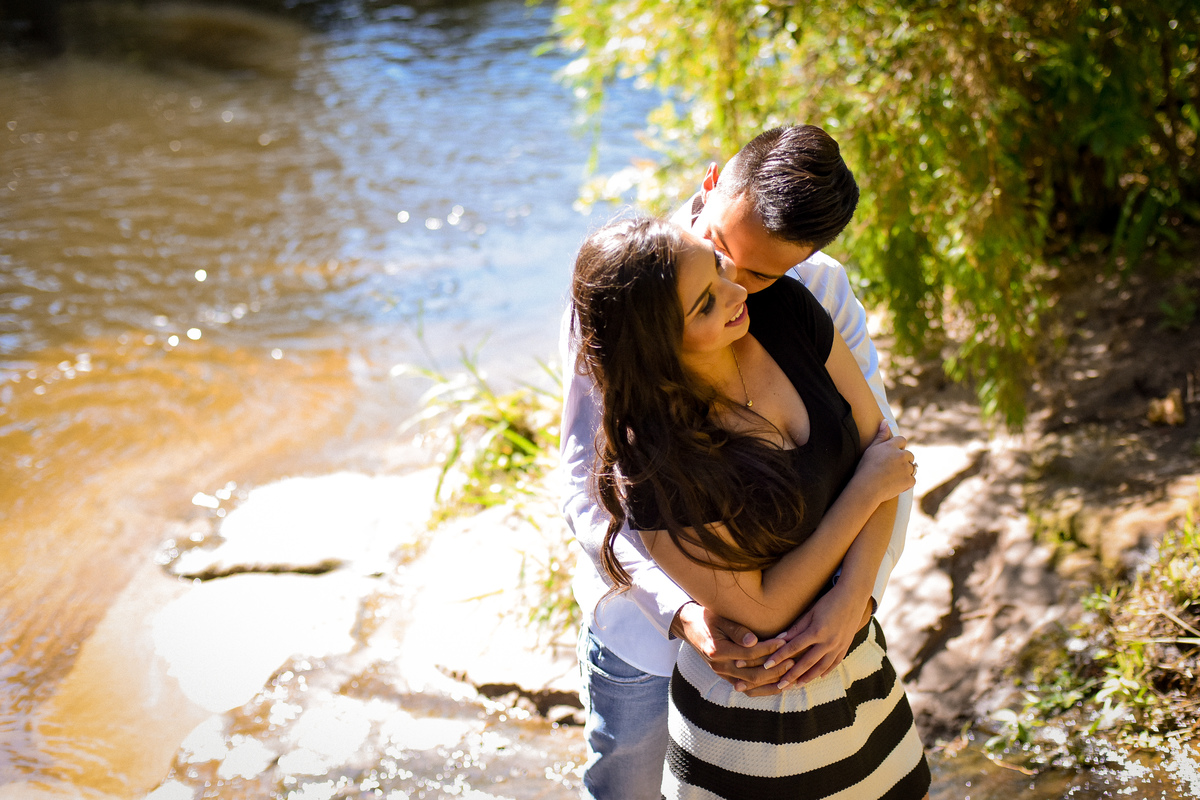 Ensaio de pre wedding do lindo casal Priscila e Alisson, fotografado no recanto dos papagaios e Witmarsum, pelo fotógrafo de ensaios e casamento em Campo Largo e Curitiba, Michel Druziki. Casal abraçado 