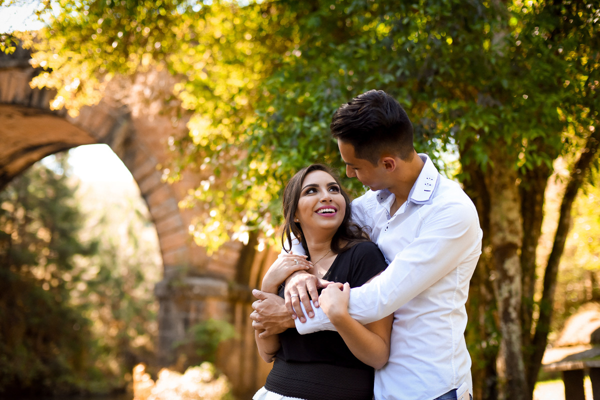 Ensaio de pre wedding do lindo casal Priscila e Alisson, fotografado no recanto dos papagaios e Witmarsum, pelo fotógrafo de ensaios e casamento em Campo Largo e Curitiba, Michel Druziki. Casal abraçado e sorrindo
