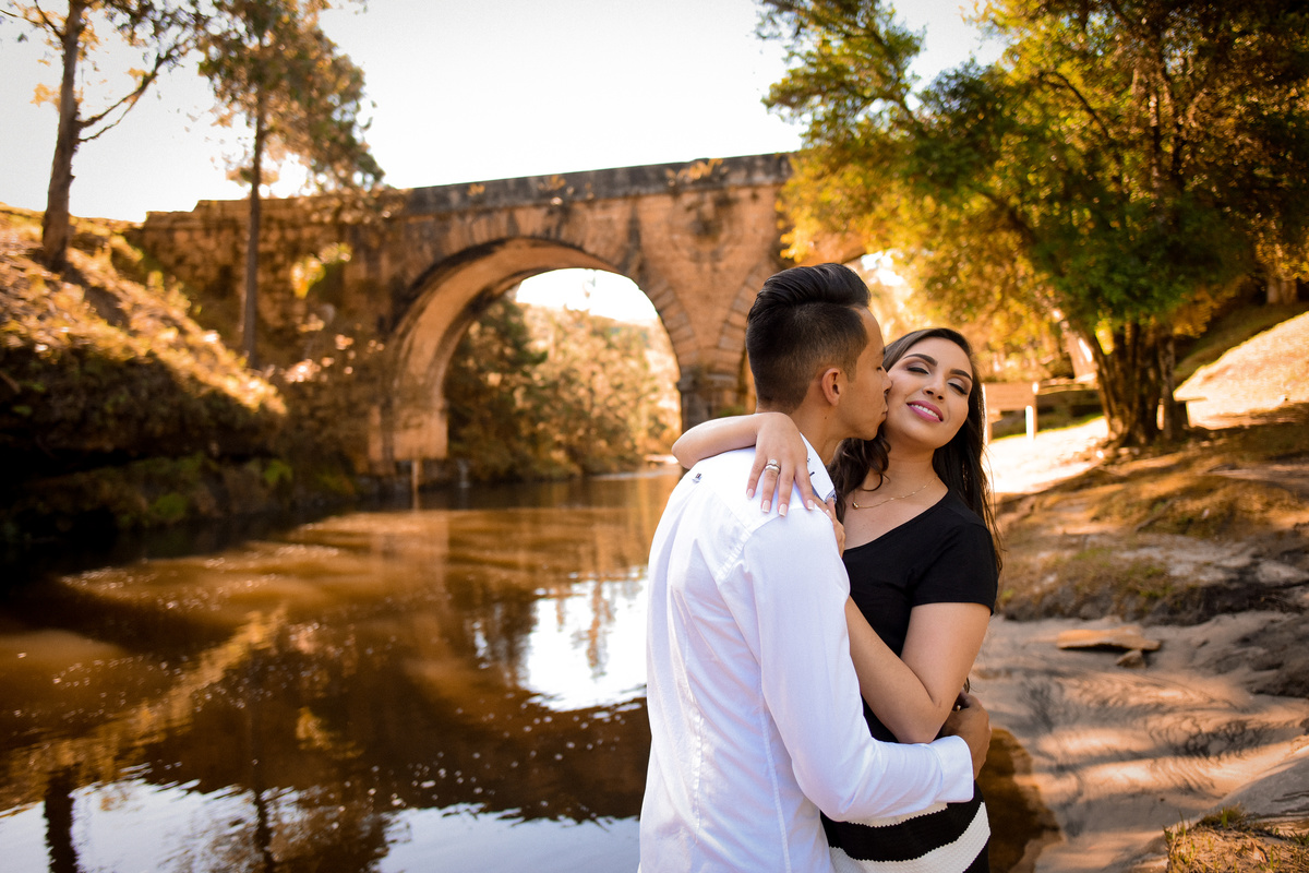 Ensaio de pre wedding do lindo casal Priscila e Alisson, fotografado no recanto dos papagaios e Witmarsum, pelo fotógrafo de ensaios e casamento em Campo Largo e Curitiba, Michel Druziki. Noivo beijando a noiva de olhos fechados