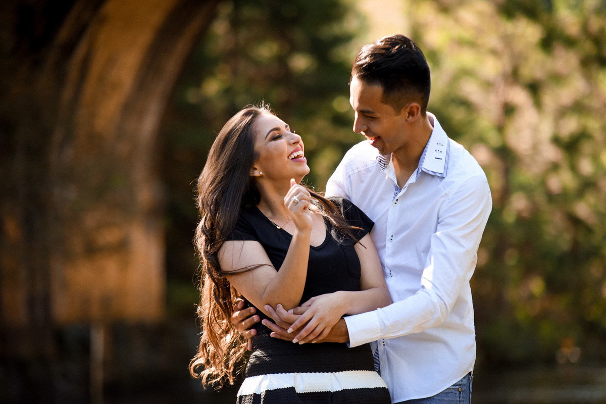 Ensaio de pre wedding do lindo casal Priscila e Alisson, fotografado no recanto dos papagaios e Witmarsum, pelo fotógrafo de ensaios e casamento em Campo Largo e Curitiba, Michel Druziki. Noivos dando risada