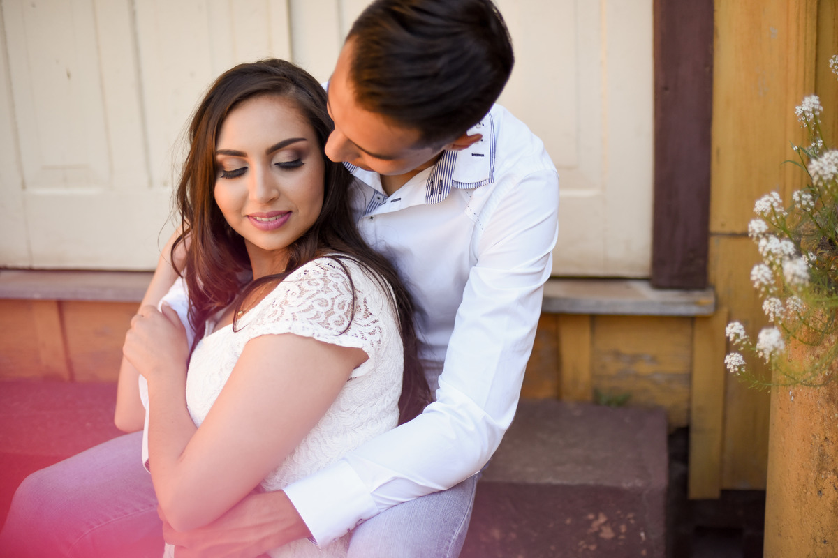 Ensaio de pre wedding do lindo casal Priscila e Alisson, fotografado no recanto dos papagaios e Witmarsum, pelo fotógrafo de ensaios e casamento em Campo Largo e Curitiba, Michel Druziki. Noivos sentados em frente a porta sorrindo e abraçados