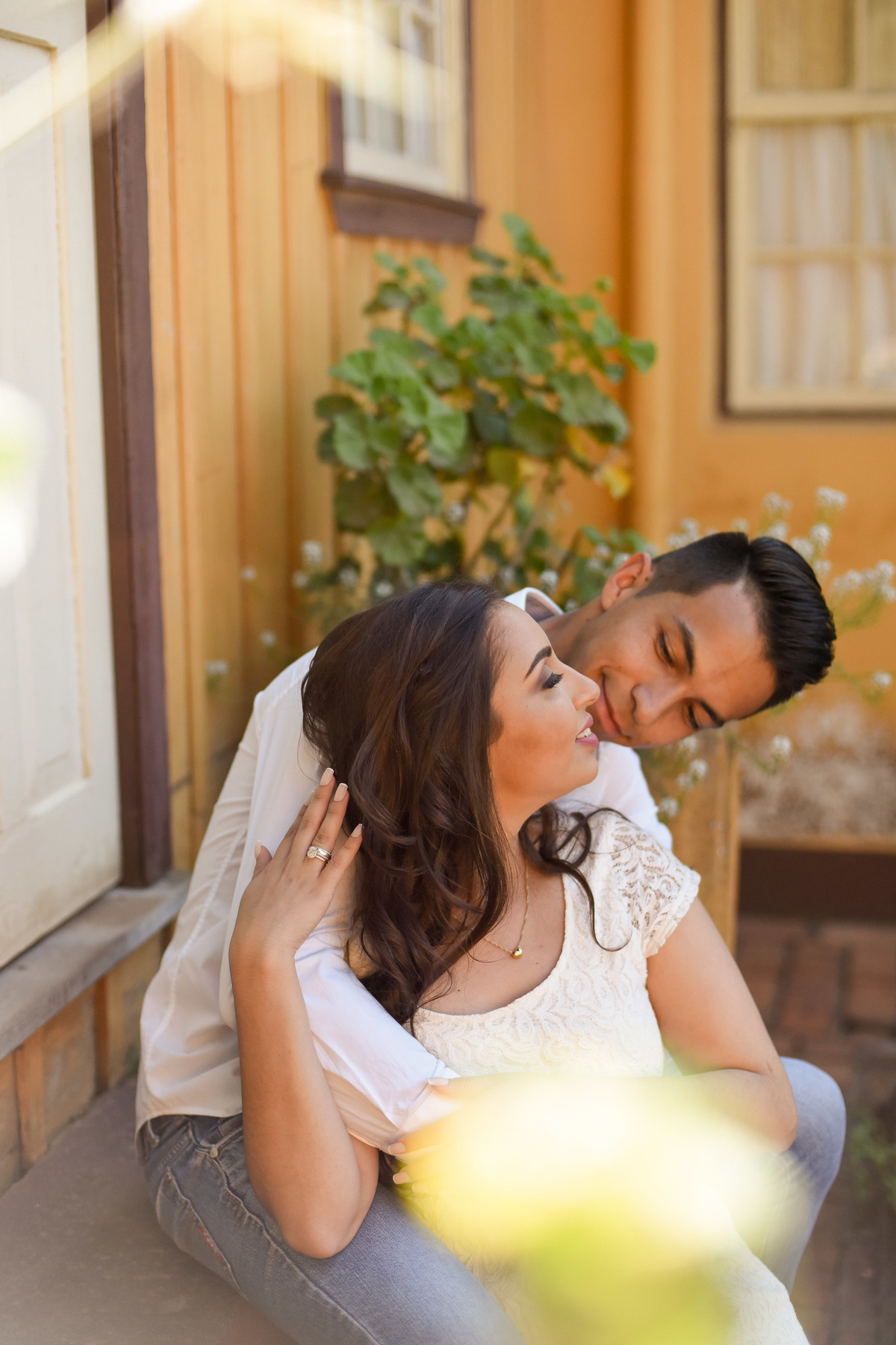 Ensaio de pre wedding do lindo casal Priscila e Alisson, fotografado no recanto dos papagaios e Witmarsum, pelo fotógrafo de ensaios e casamento em Campo Largo e Curitiba, Michel Druziki. Noivo sentados em frente a porta olhando para a noiva