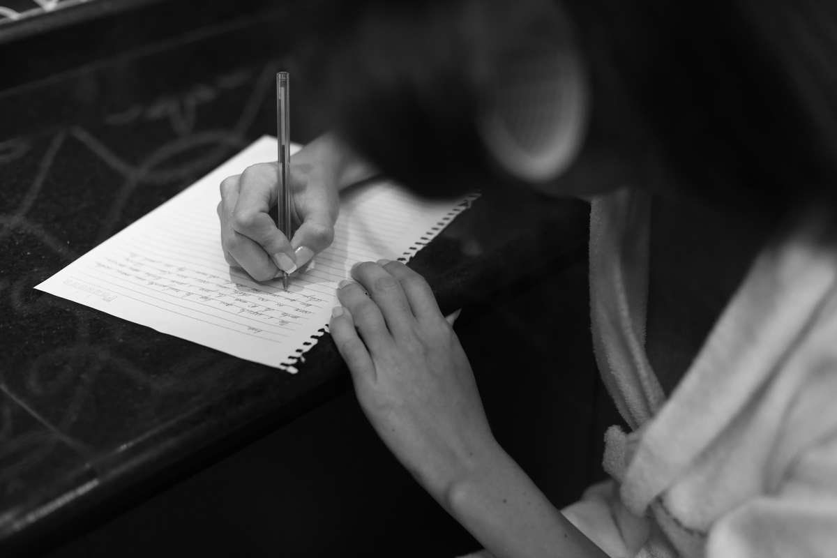 Noiva escrevendo uma carta para o noivo