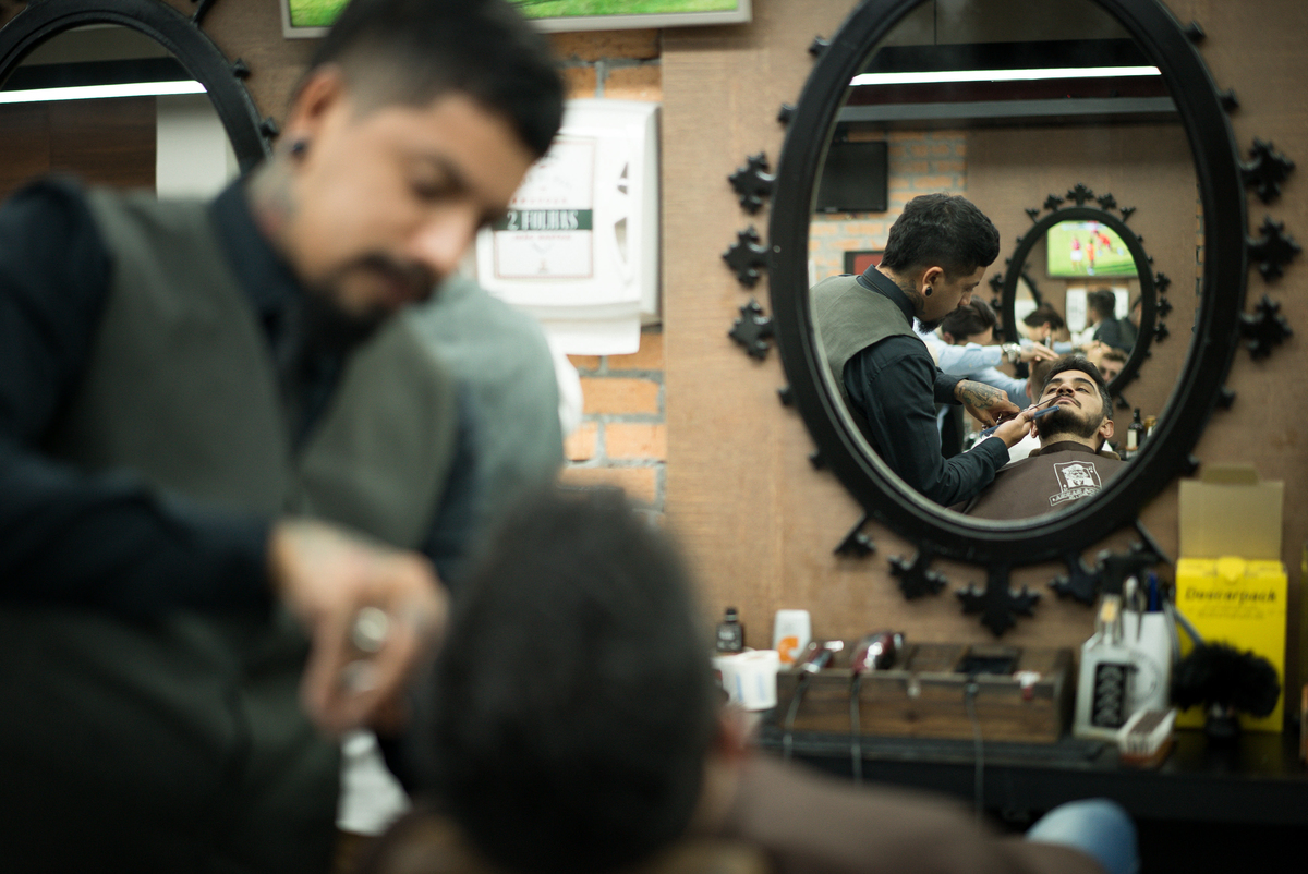 Reflexo do noivo no espelho