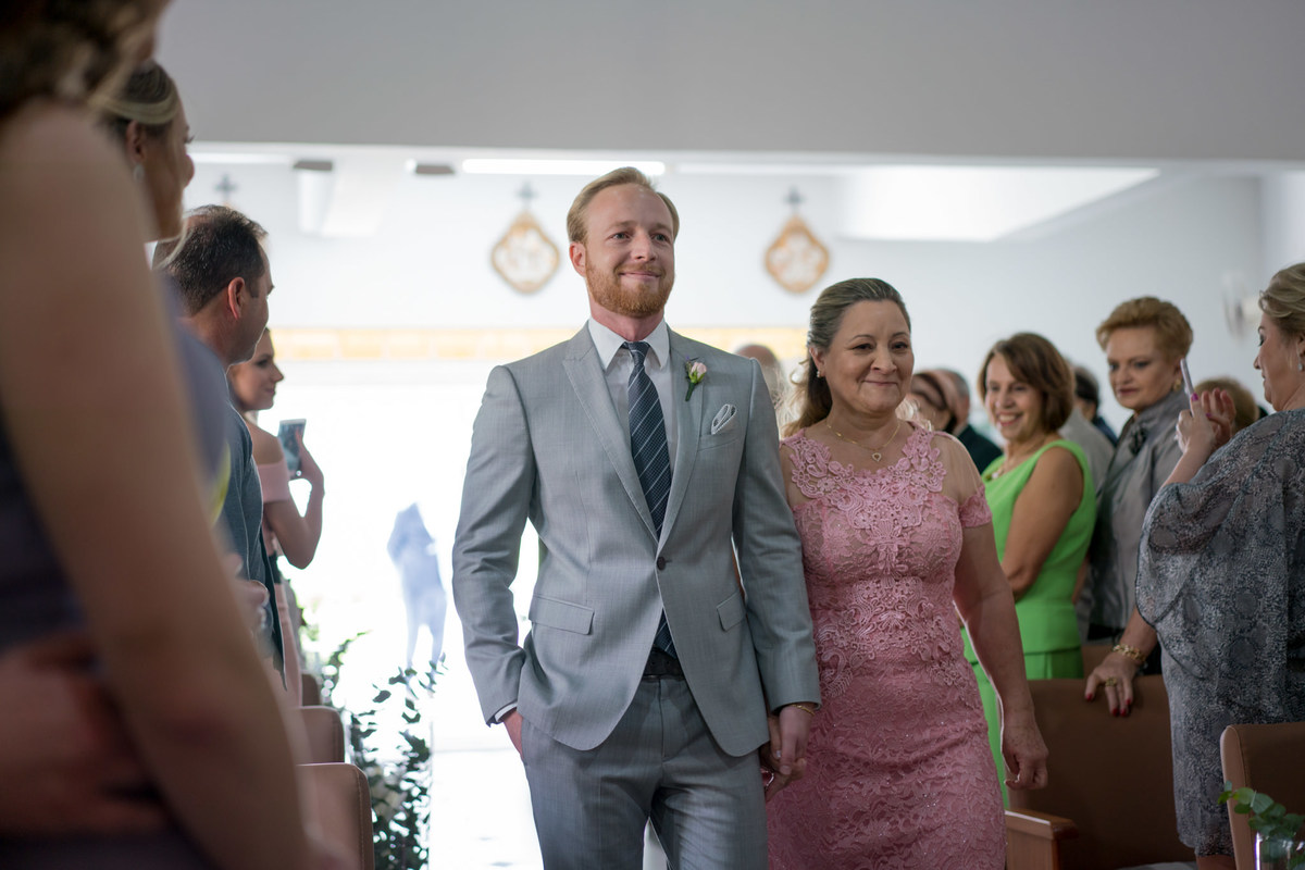 Entrada do noivo na igreja casamento curitiba sorrindo