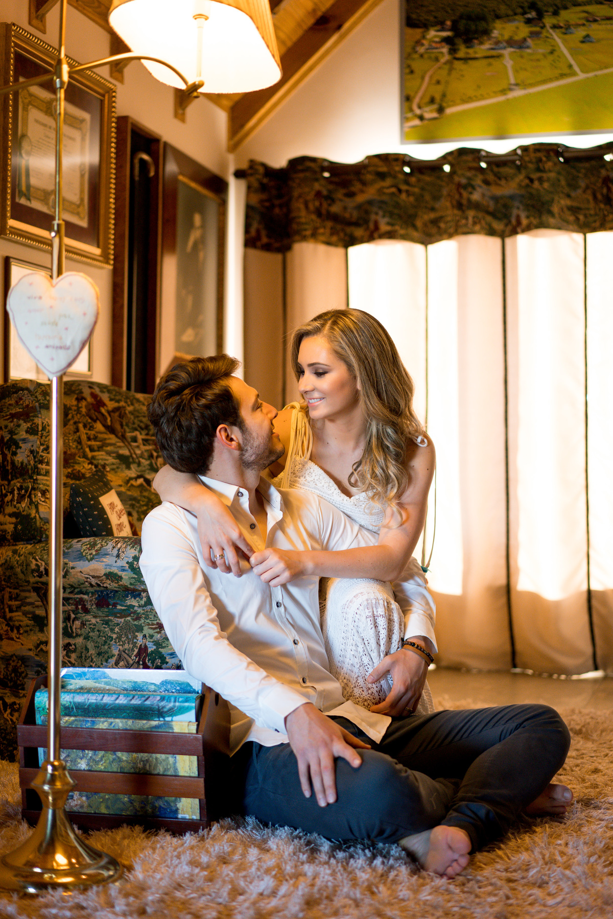 Ensaio maravilhoso de casamento noivos no por do sol com um cavalo ao fundo casamento no campo casamento ao ar livre luz dourada 