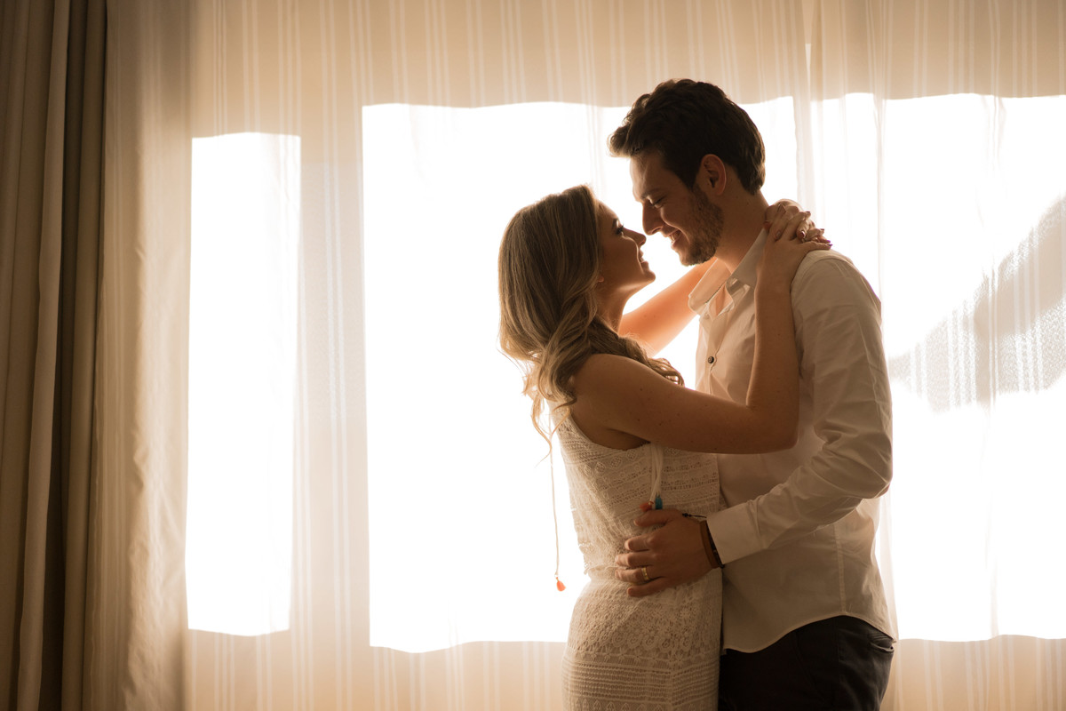 Ensaio maravilhoso de casamento noivos no por do sol com um cavalo ao fundo casamento no campo casamento ao ar livre luz dourada 