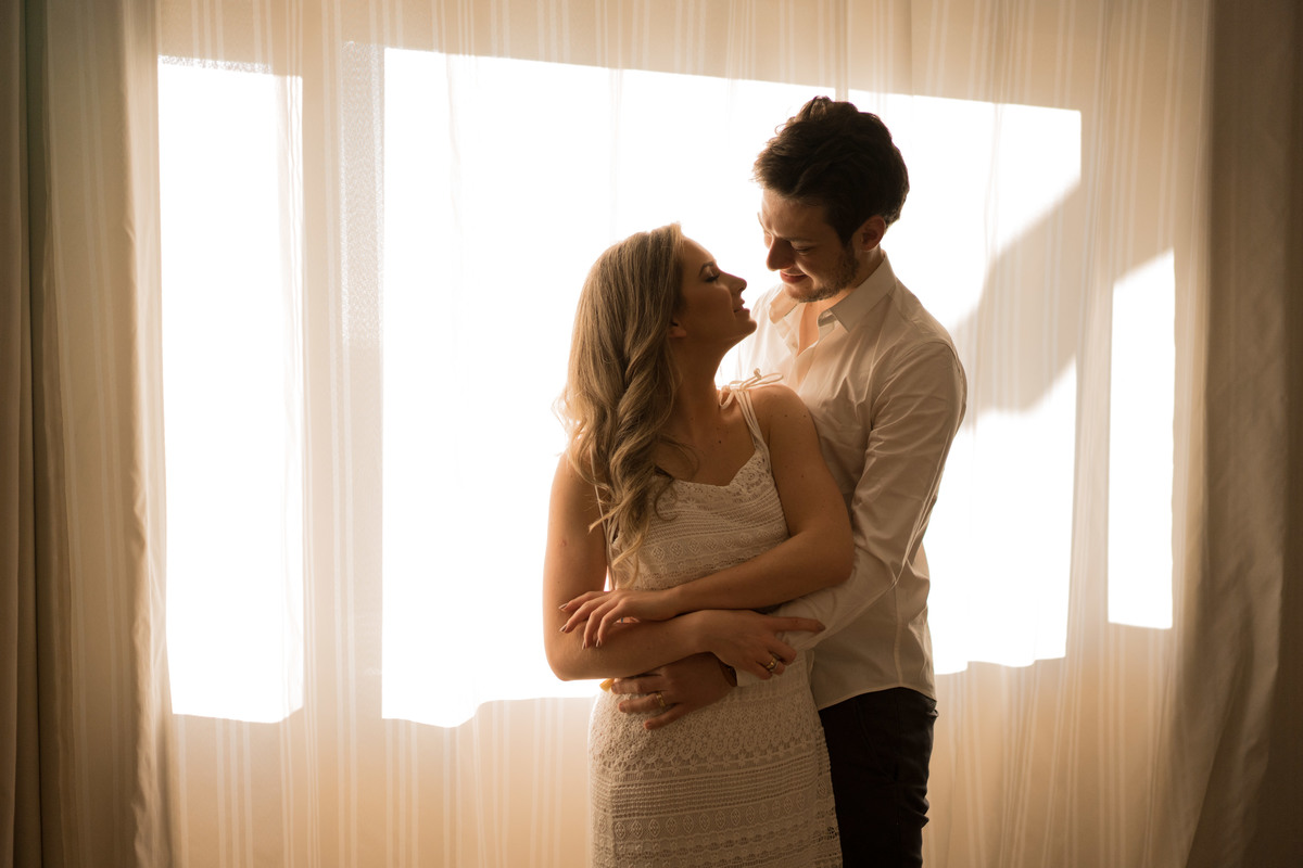 Ensaio maravilhoso de casamento noivos no por do sol com um cavalo ao fundo casamento no campo casamento ao ar livre luz dourada 