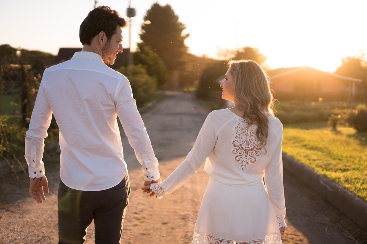 Ensaio maravilhoso de casamento noivos no por do sol com um cavalo ao fundo casamento no campo casamento ao ar livre luz dourada casamento campo largo curitiba as melhores fotos de casamento o melhor fotografo de casamento do brasil