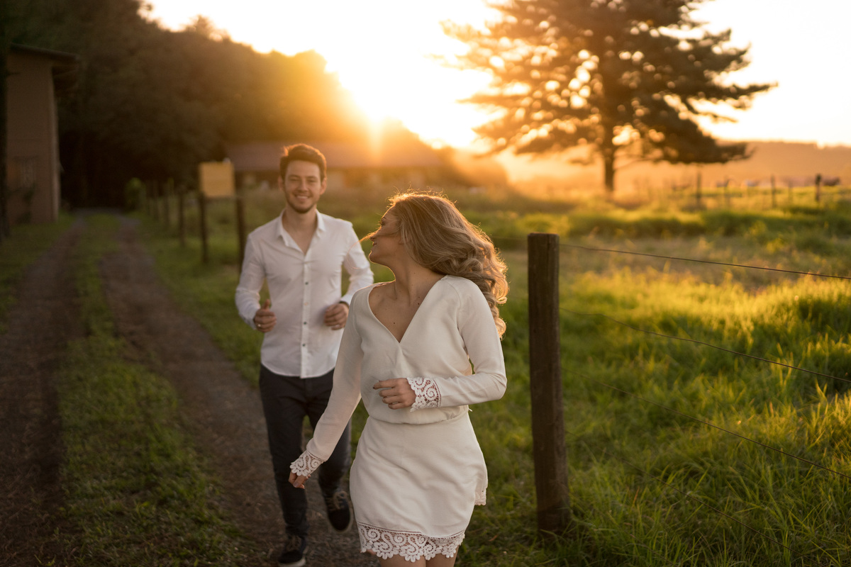 Ensaio maravilhoso de casamento noivos no por do sol com um cavalo ao fundo casamento no campo casamento ao ar livre luz dourada casamento campo largo curitiba as melhores fotos de casamento o melhor fotografo de casamento do brasil