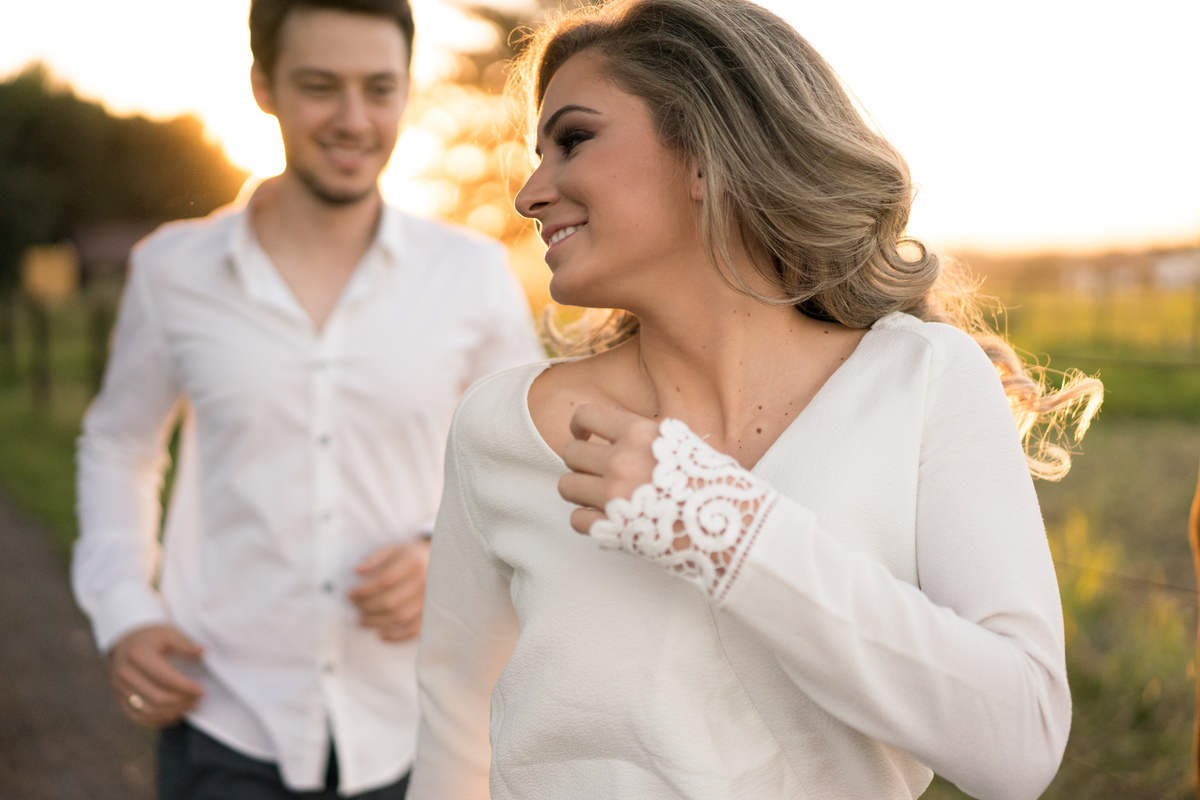 Ensaio maravilhoso de casamento noivos no por do sol com um cavalo ao fundo casamento no campo casamento ao ar livre luz dourada casamento campo largo curitiba as melhores fotos de casamento o melhor fotografo de casamento do brasil