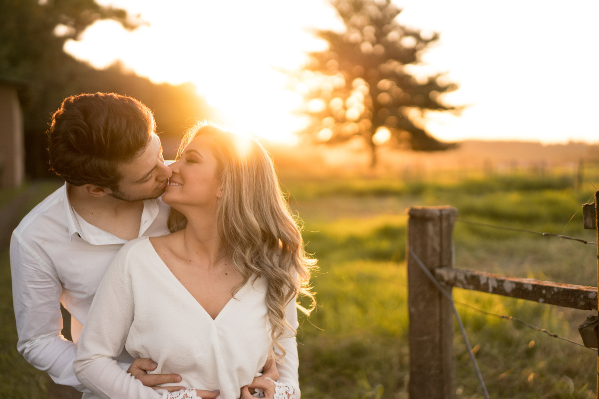 Ensaio maravilhoso de casamento noivos no por do sol com um cavalo ao fundo casamento no campo casamento ao ar livre luz dourada casamento campo largo curitiba as melhores fotos de casamento o melhor fotografo de casamento do brasil