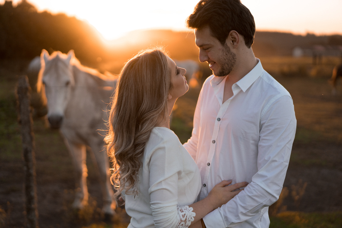 Ensaio maravilhoso de casamento noivos no por do sol com um cavalo ao fundo casamento no campo casamento ao ar livre luz dourada casamento campo largo curitiba as melhores fotos de casamento o melhor fotografo de casamento do brasil