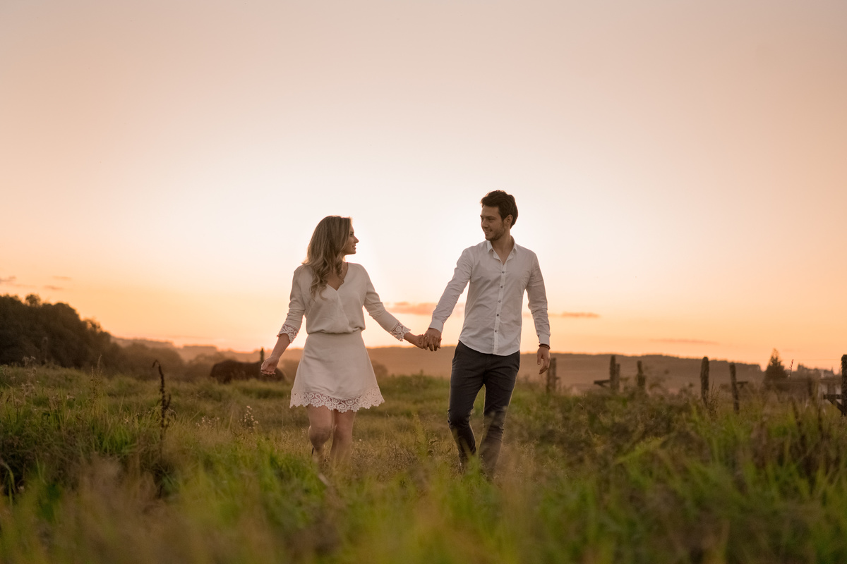 Ensaio maravilhoso de casamento noivos no por do sol com um cavalo ao fundo casamento no campo casamento ao ar livre luz dourada casamento campo largo curitiba as melhores fotos de casamento o melhor fotografo de casamento do brasil michel druziki
