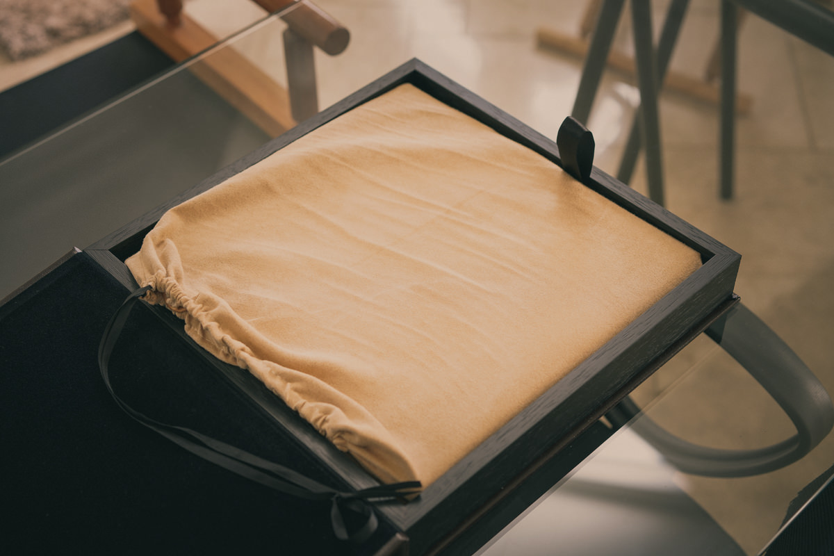 O álbum de casamento da Raphaela e do Murilo, teve uma caixa em couro legítimo, com os nomes gravados em baixo relevo. Na parte interna, uma bolsa em revestimento soft-touch, capa e contra-capa em papel fotográfico canvas e interior em papel seda. 