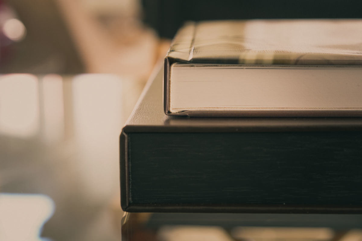 O álbum de casamento da Raphaela e do Murilo, teve uma caixa em couro legítimo, com os nomes gravados em baixo relevo. Na parte interna, uma bolsa em revestimento soft-touch, capa e contra-capa em papel fotográfico canvas e interior em papel seda. 