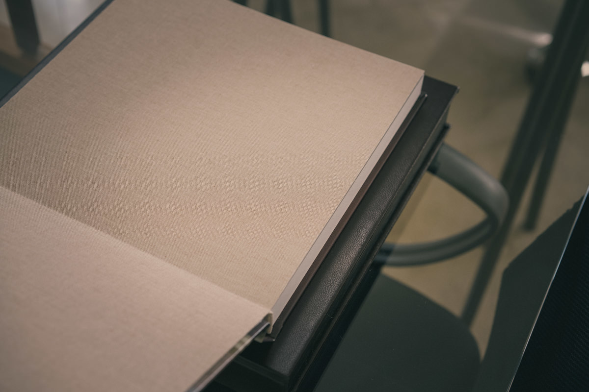 O álbum de casamento da Raphaela e do Murilo, teve uma caixa em couro legítimo, com os nomes gravados em baixo relevo. Na parte interna, uma bolsa em revestimento soft-touch, capa e contra-capa em papel fotográfico canvas e interior em papel seda. 