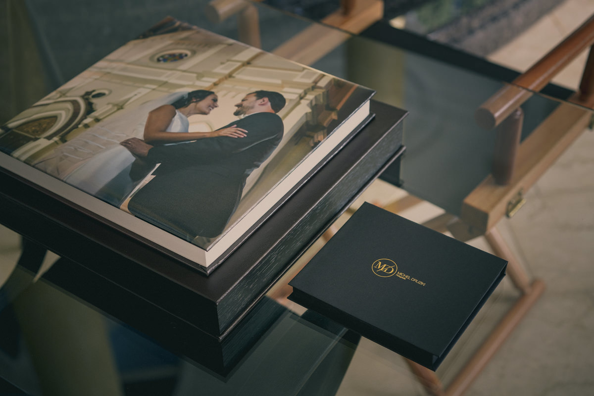 O álbum de casamento da Raphaela e do Murilo, teve uma caixa em couro legítimo, com os nomes gravados em baixo relevo. Na parte interna, uma bolsa em revestimento soft-touch, capa e contra-capa em papel fotográfico canvas e interior em papel seda. 