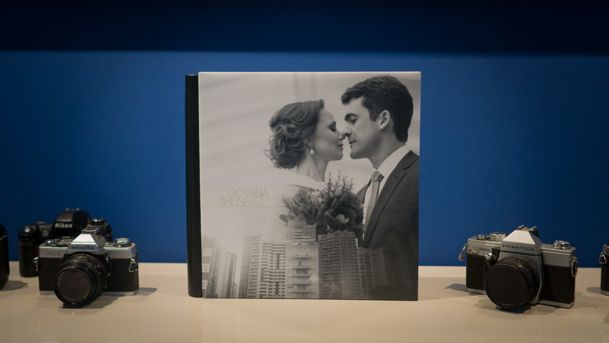 Álbum do casamento da Giovana e Renato que foi realizado na Maison Barigui. Detalhes, beijos, amigos. Tudo conspirava para um belo registro e um belo álbum. Para um casamento sofisticado, nada com utilizar no álbum um couro preto na lombada e contra-capa 