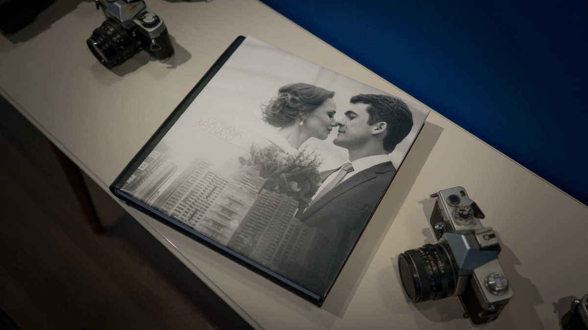 Álbum do casamento da Giovana e Renato que foi realizado na Maison Barigui. Detalhes, beijos, amigos. Tudo conspirava para um belo registro e um belo álbum. Para um casamento sofisticado, nada com utilizar no álbum um couro preto na lombada e contra-capa 