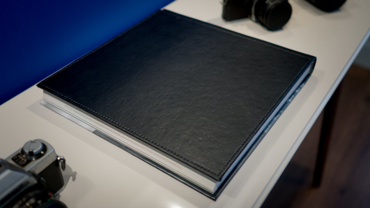 Álbum do casamento da Giovana e Renato que foi realizado na Maison Barigui. Detalhes, beijos, amigos. Tudo conspirava para um belo registro e um belo álbum. Para um casamento sofisticado, nada com utilizar no álbum um couro preto na lombada e contra-capa 