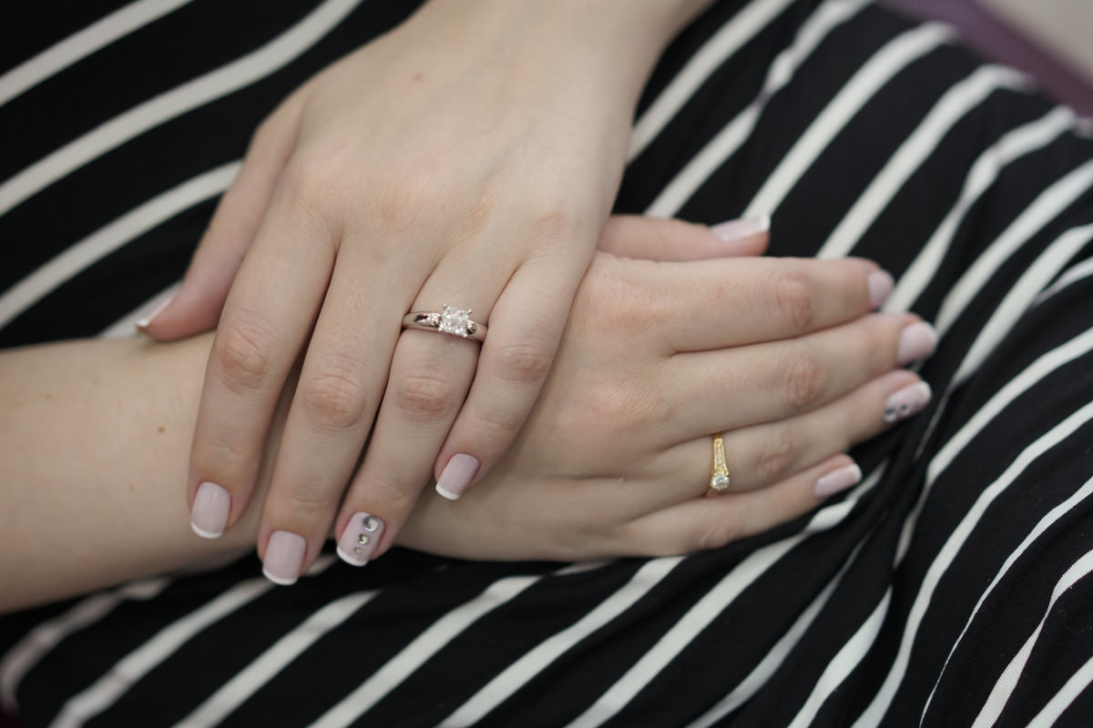  O fotógrafo de casamentos Michel Druziki em Campo Largo e Curitiba, fotografou making of da noiva Gisele. Detalhe das mãos da noiva 