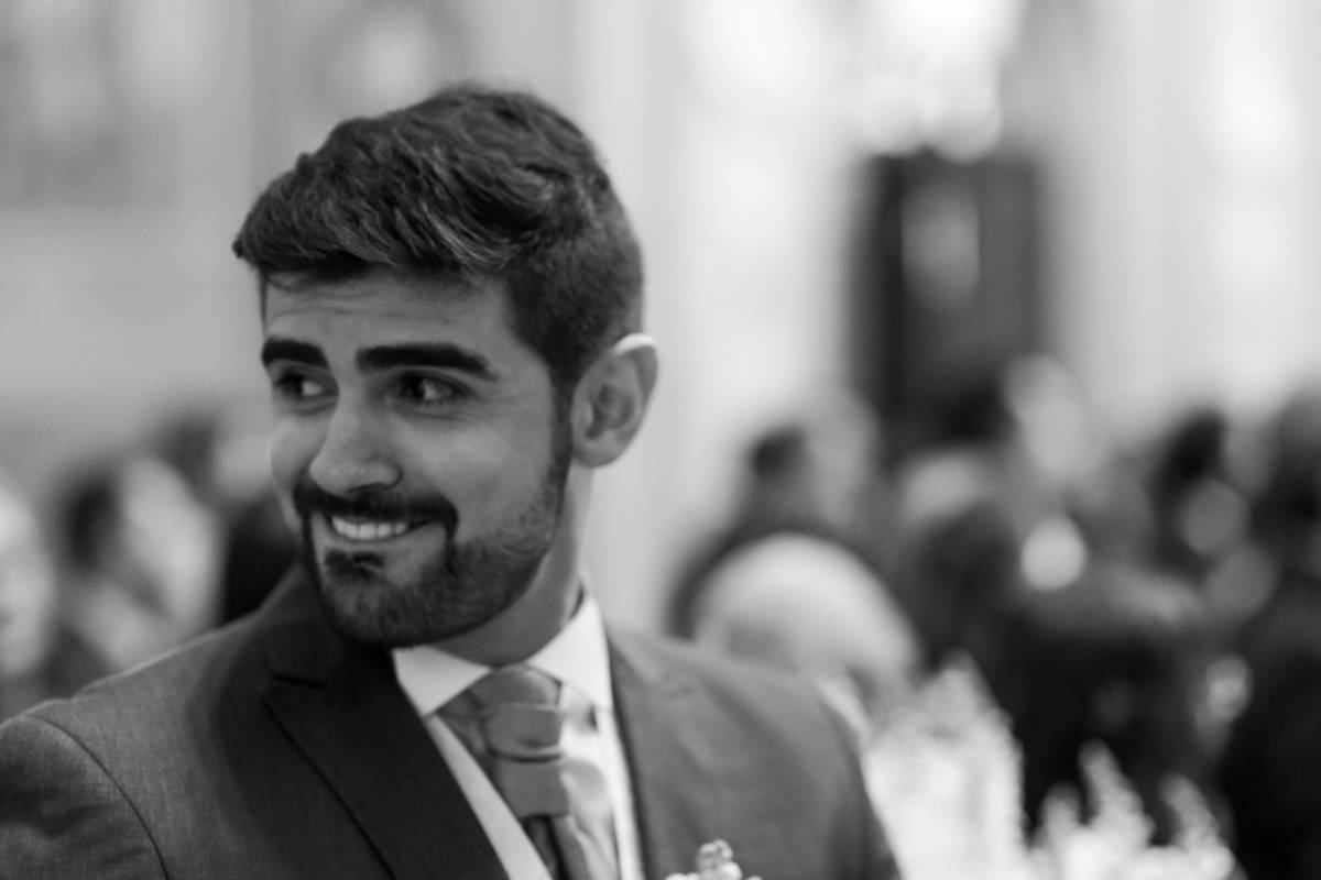  O fotógrafo de casamentos Michel Druziki, fotografou o casamento lindo do casal Gisele e Vinícius na cidade de Campo Largo. Noivo esperando a noiva no altar