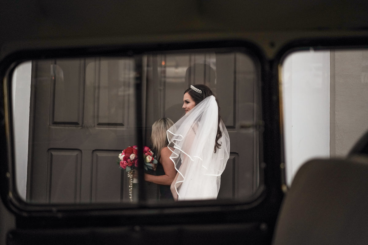  O fotógrafo de casamentos Michel Druziki, fotografou o casamento lindo do casal Gisele e Vinícius na cidade de Campo Largo. Noiva na porta da igreja
