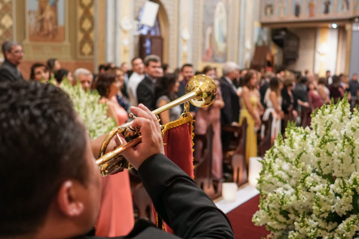  O fotógrafo de casamentos Michel Druziki, fotografou o casamento lindo do casal Gisele e Vinícius na cidade de Campo Largo. Músico tocando clarineta na entrada da noiva