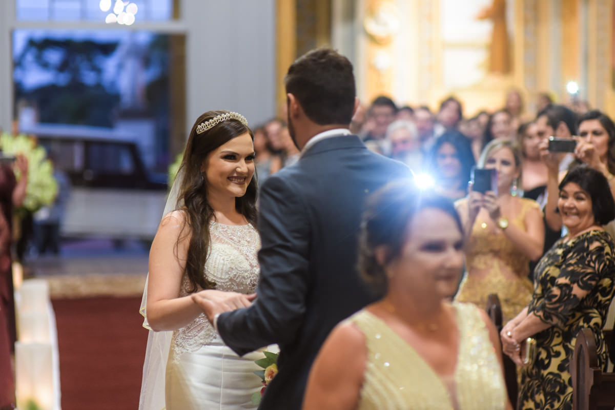  O fotógrafo de casamentos Michel Druziki, fotografou o casamento lindo do casal Gisele e Vinícius na cidade de Campo Largo. Noivo recebendo noiva na entrada 