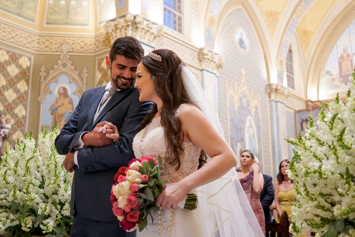  O fotógrafo de casamentos Michel Druziki, fotografou o casamento lindo do casal Gisele e Vinícius na cidade de Campo Largo. Noivos sorrindo durante a cerimônia