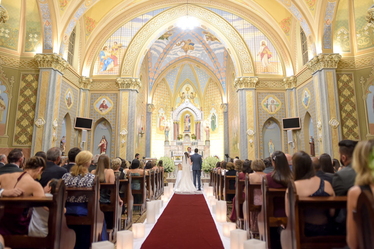  O fotógrafo de casamentos Michel Druziki, fotografou o casamento lindo do casal Gisele e Vinícius na cidade de Campo Largo. Noivos e convidados vistos da entrada da igreja durante a cerimônia