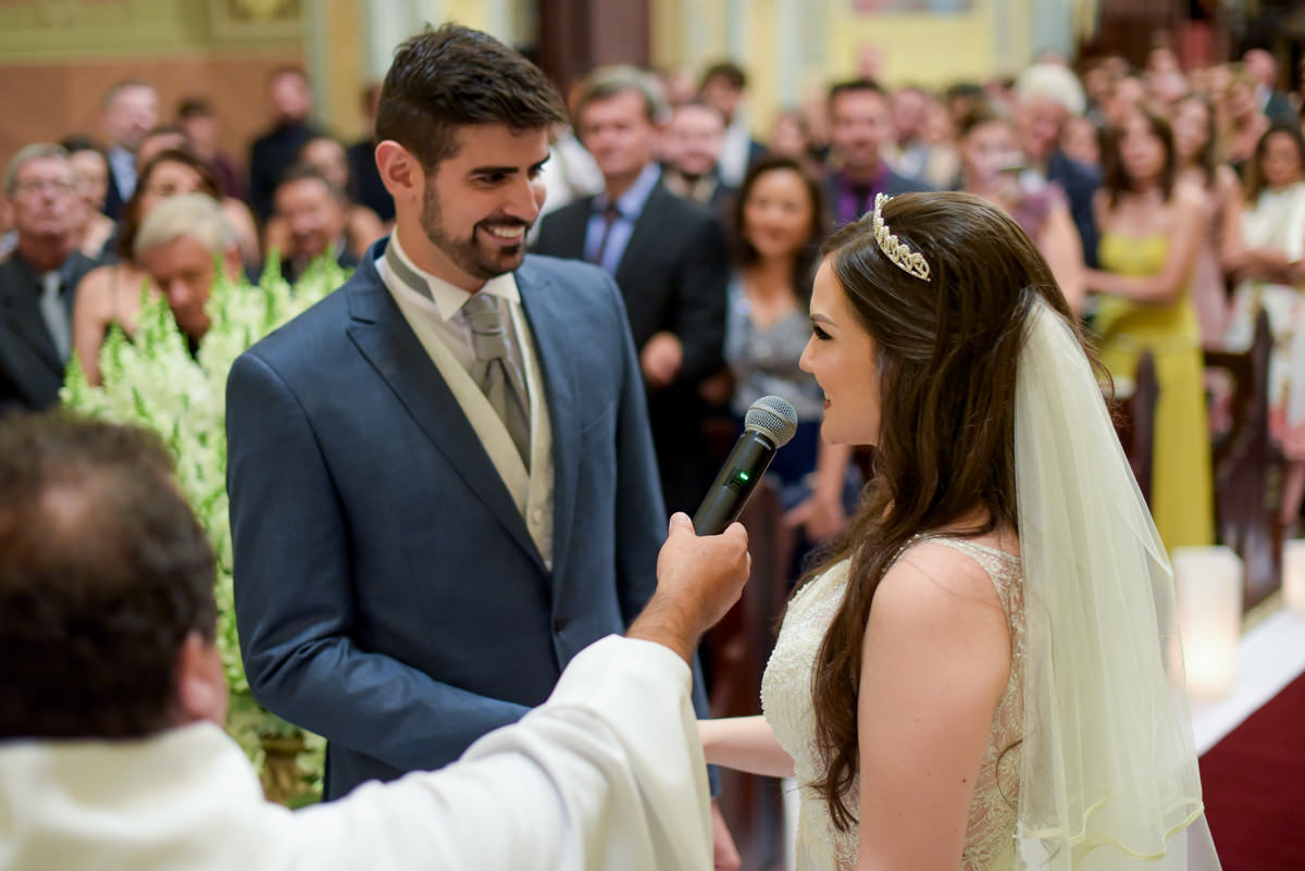  O fotógrafo de casamentos Michel Druziki, fotografou o casamento lindo do casal Gisele e Vinícius na cidade de Campo Largo. Noiva falando os votos do casamento