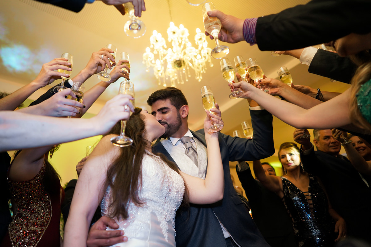  O fotógrafo de casamentos Michel Druziki, fotografou o casamento lindo do casal Gisele e Vinícius na cidade de Campo Largo. Noivos brindando com os convidados